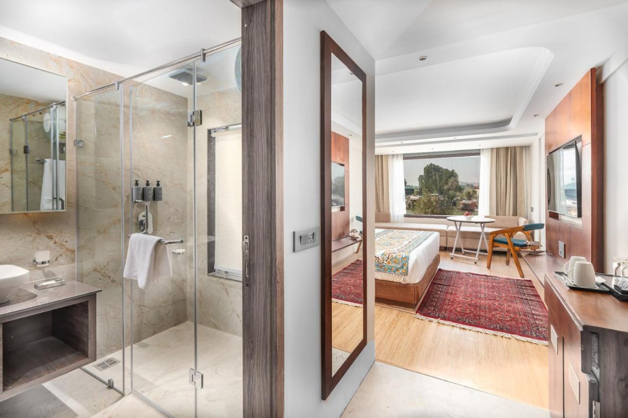 Srīnagar Hotel 11 Boulevard מראה חיצוני תמונה