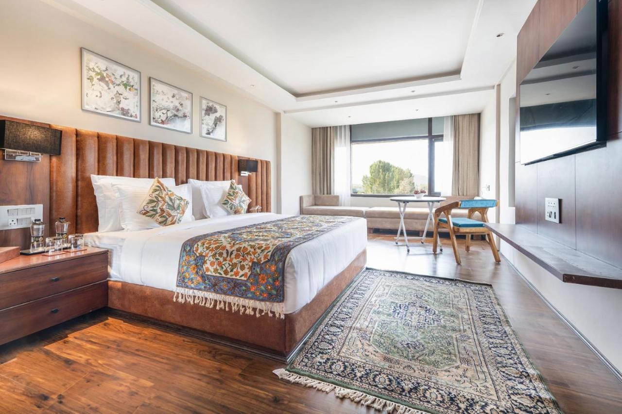 Srīnagar Hotel 11 Boulevard מראה חיצוני תמונה